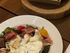 布拉塔芝士配塞拉诺火腿-Bistro Les Lilas丁香花小酒馆