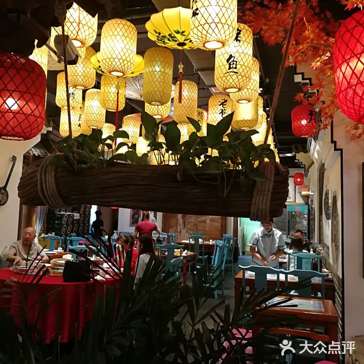 都是半成品，用各种好看的碗和碟子装着，用保鲜膜包着