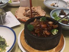 石锅葱烧海参-山东宾馆·齐鲁苑餐厅