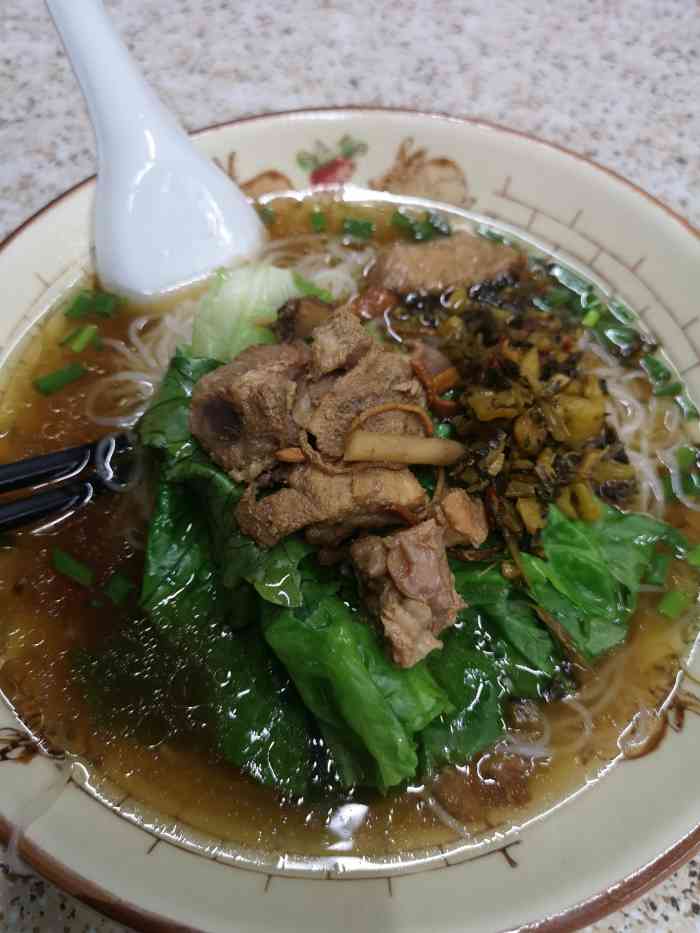 沙县小吃(坑口大街店)-"店面不大,但是菜品跟别的店都一样多,老板.