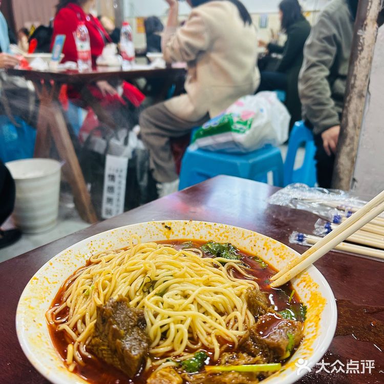 朝天门有重庆最大的批发市场，每天凌晨三四点