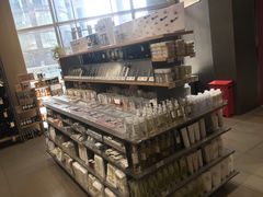 -名创优品(北京新中关购物中心地铁层店)