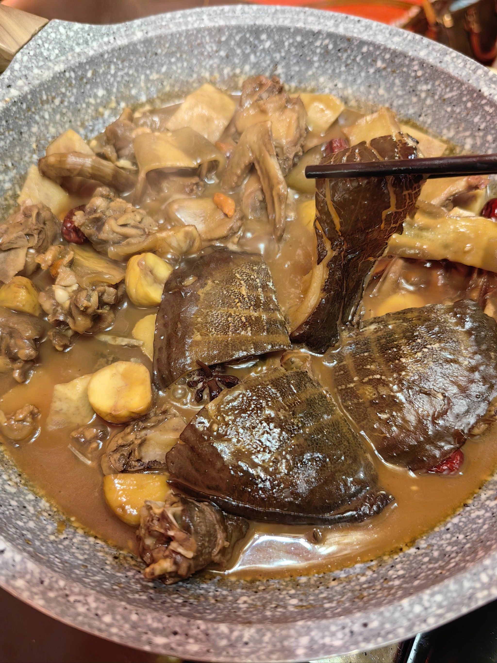 来到宝安,本地老友说这里有家甲鱼专门店,做得粤式的黄焖甲鱼,非常