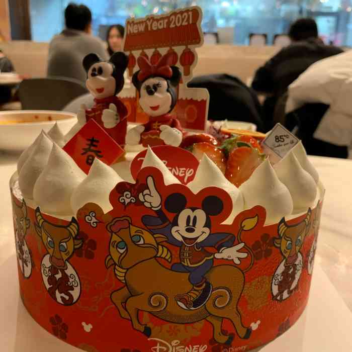 在大润发大一楼 挺好找的 蛋糕是85度的新年款 味道还不错 米奇米妮