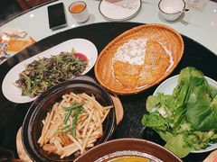 -帅巴人舅母子腊蹄民俗村