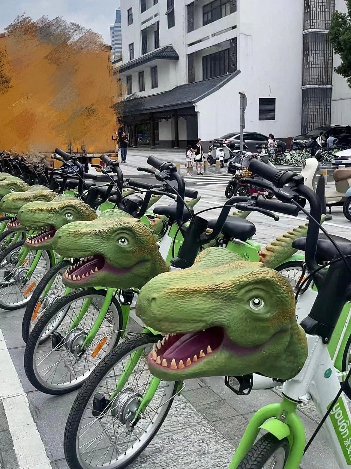 今天起,可就要骑着恐龙🦖上班咯
