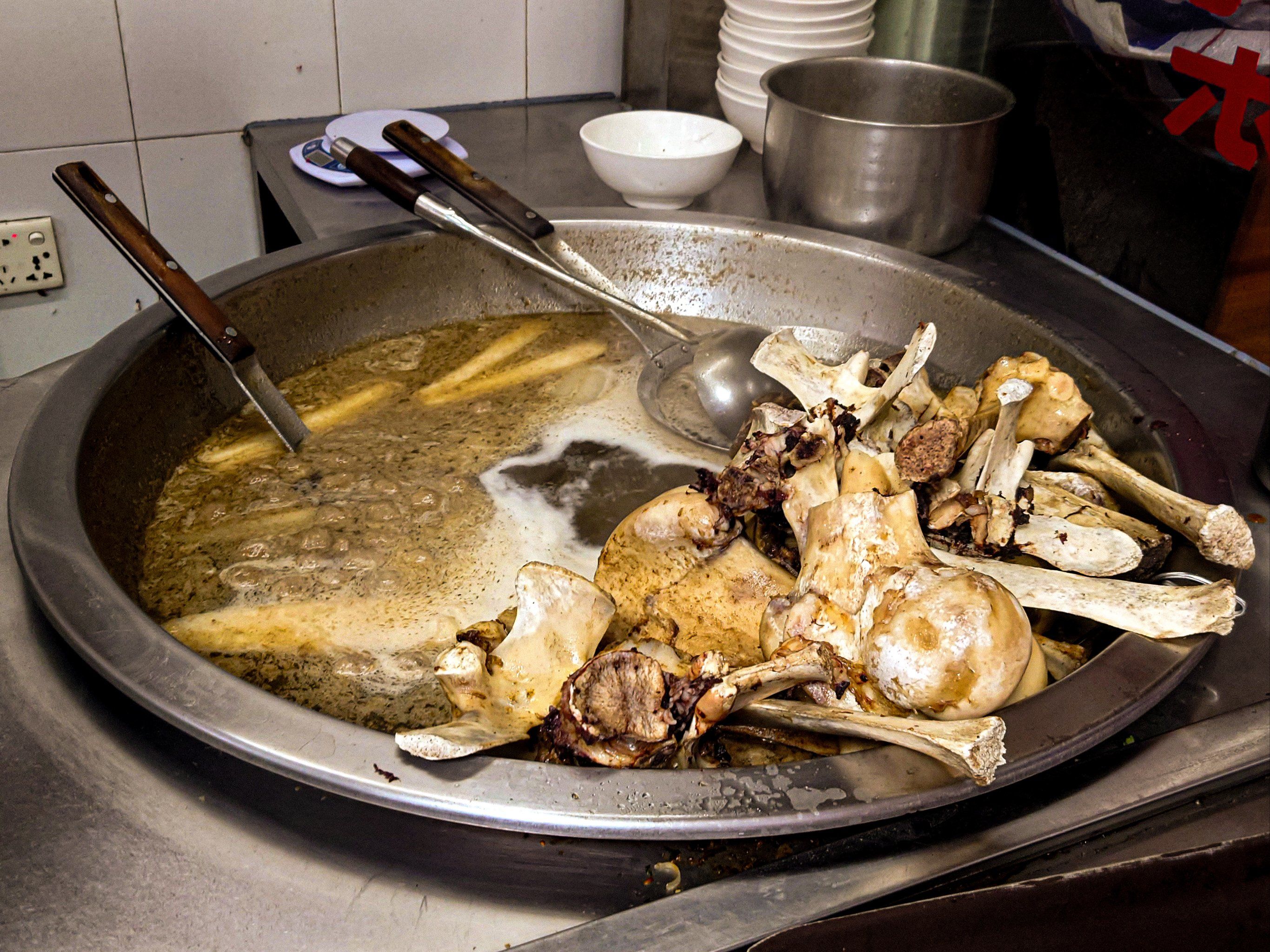 认真的路边小店,真61牛骨汤 潮汕牛肉粿汤