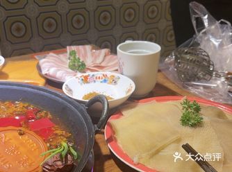 以下是一些程蝶衣火锅的好评内容：  环境氛围方面 
