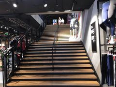 -阿迪达斯(百联徐汇商业广场运动旗舰店)