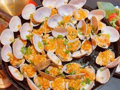 铁板烤鲜活大花甲（蒜蓉味）-何师烧烤Pro ·江湖川菜·小龙虾·精酿啤酒(太古里旗舰店)