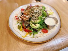 照烧鸡肉配牛油果拉法沙拉-HELLO 27 意面·沙拉·帕尼尼