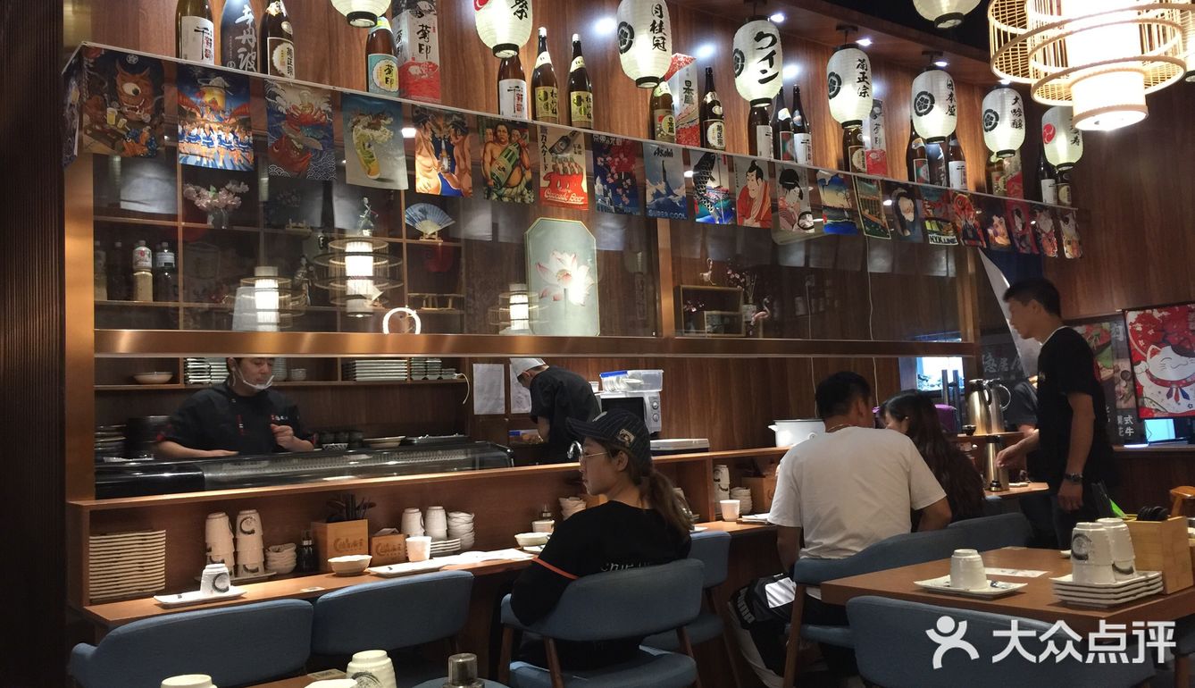 上杭路这条小街有很多种草的日料店、小吃店