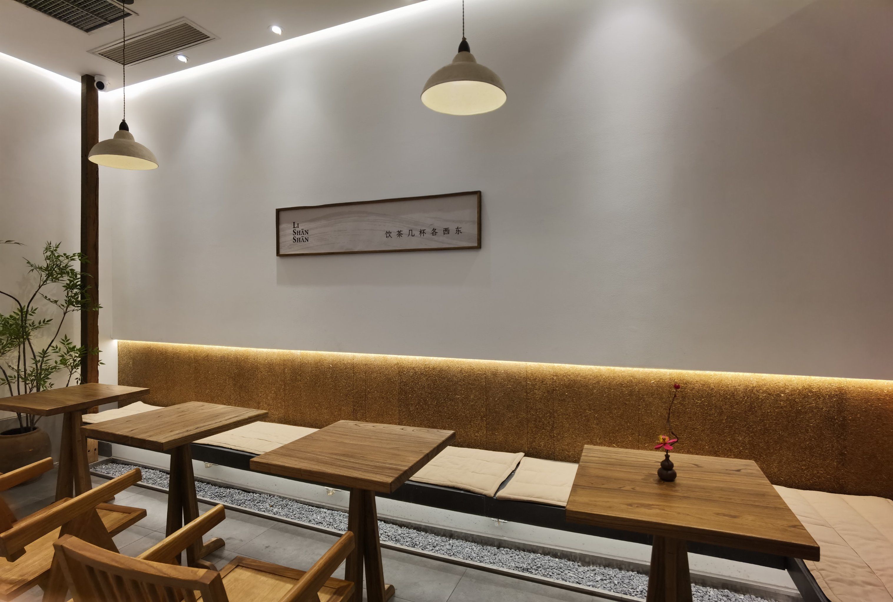 奶茶店的悠闲座位安排