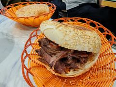 烧饼夹牛头肉-清真喜兰老丁羊汤特色小吃