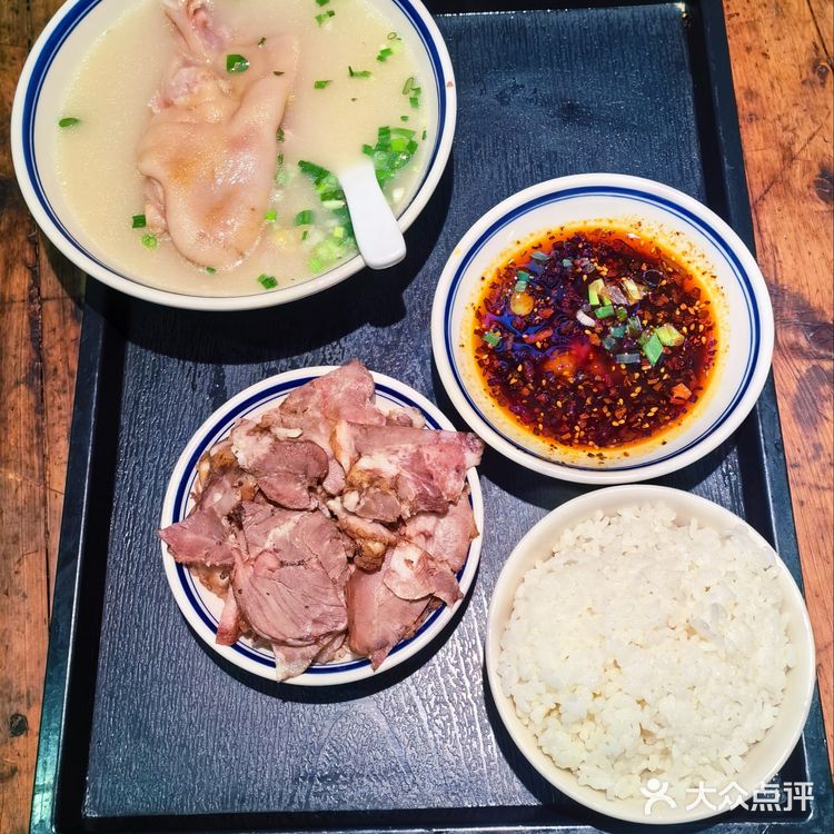 解放碑协信星光背后的一家宝藏午餐店，软糯滑嫩的蹄花！