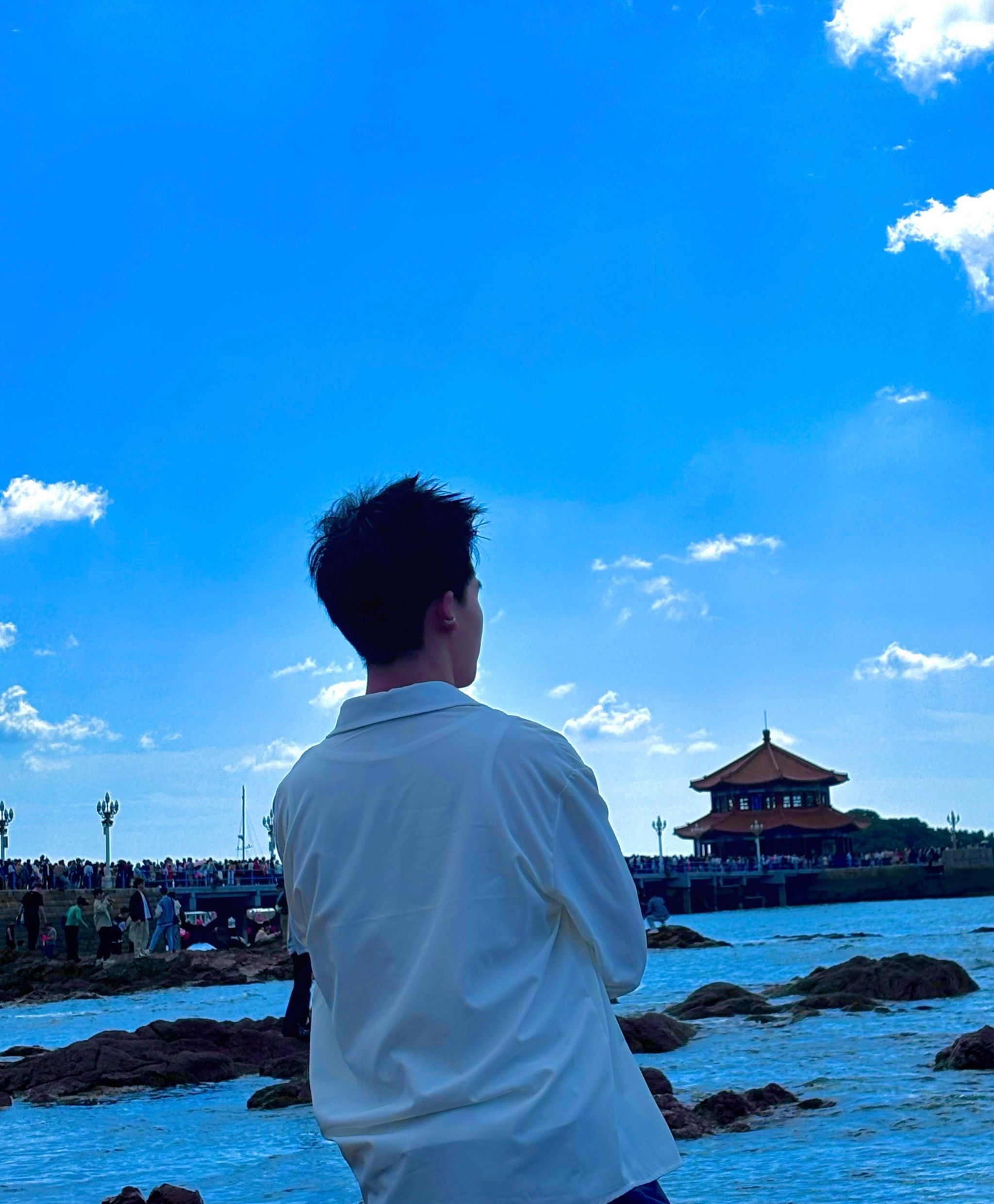 最里面的石头拍的,有时浪打过来会把鞋子搞湿,要小心点,拍背影即可