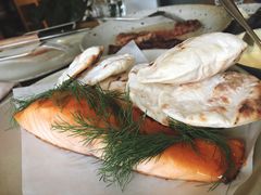 烟熏三文鱼配烤饺子皮和芥末籽酱-BOR Eatery(安福路店)