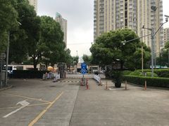 入口-源深体育中心-停车场