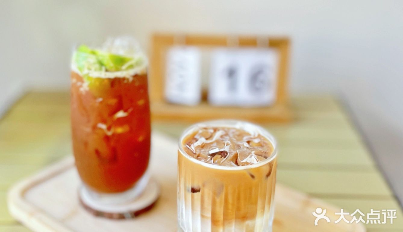 一间名为【树下】的咖啡店