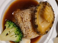 活鲍鱼捞饭-小船渔村•大连菜•大连焖鱼(黄河路店)