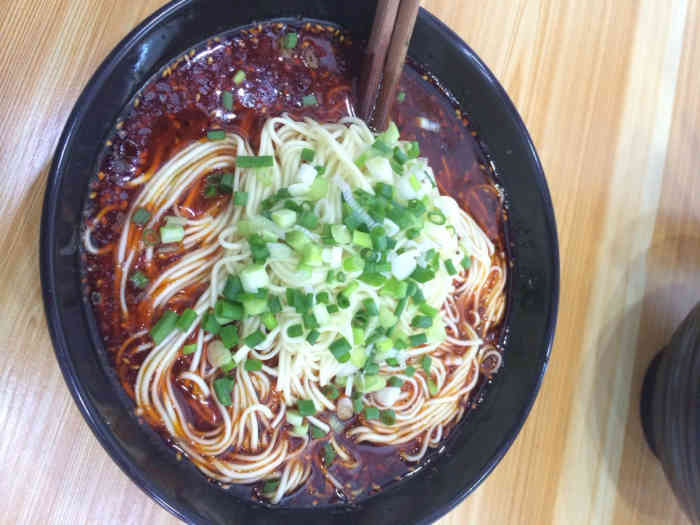 上巴东秘制老山城笼笼面-"一共15,味道黑不错,就是肉太多了,我们.