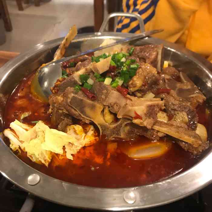 柒味鲜牛骨锅-"位置:有点难找,在尚客优品酒店的旁边 .