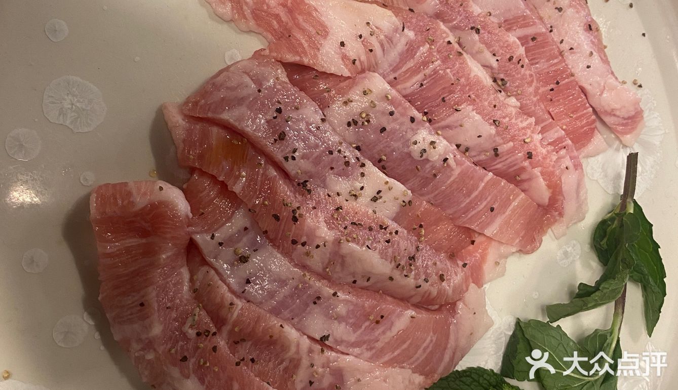 品尝烤肉美味