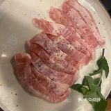 品尝烤肉美味