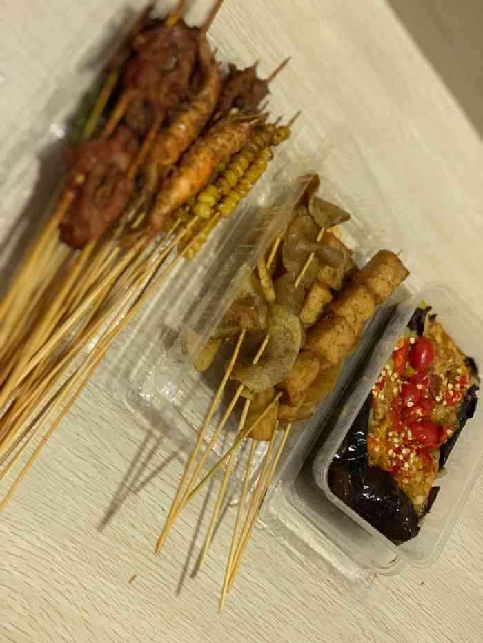 老褚烧烤(天一广场)-"中午能外卖的烧烤店不多了. 备注忘了选.