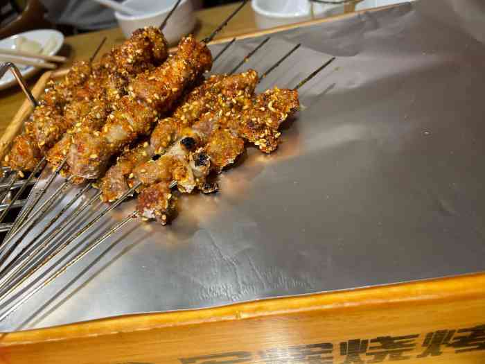 赫军辉烧烤(佳园路店)-"[薄荷]环境:地点位于佳园路,周围都是.