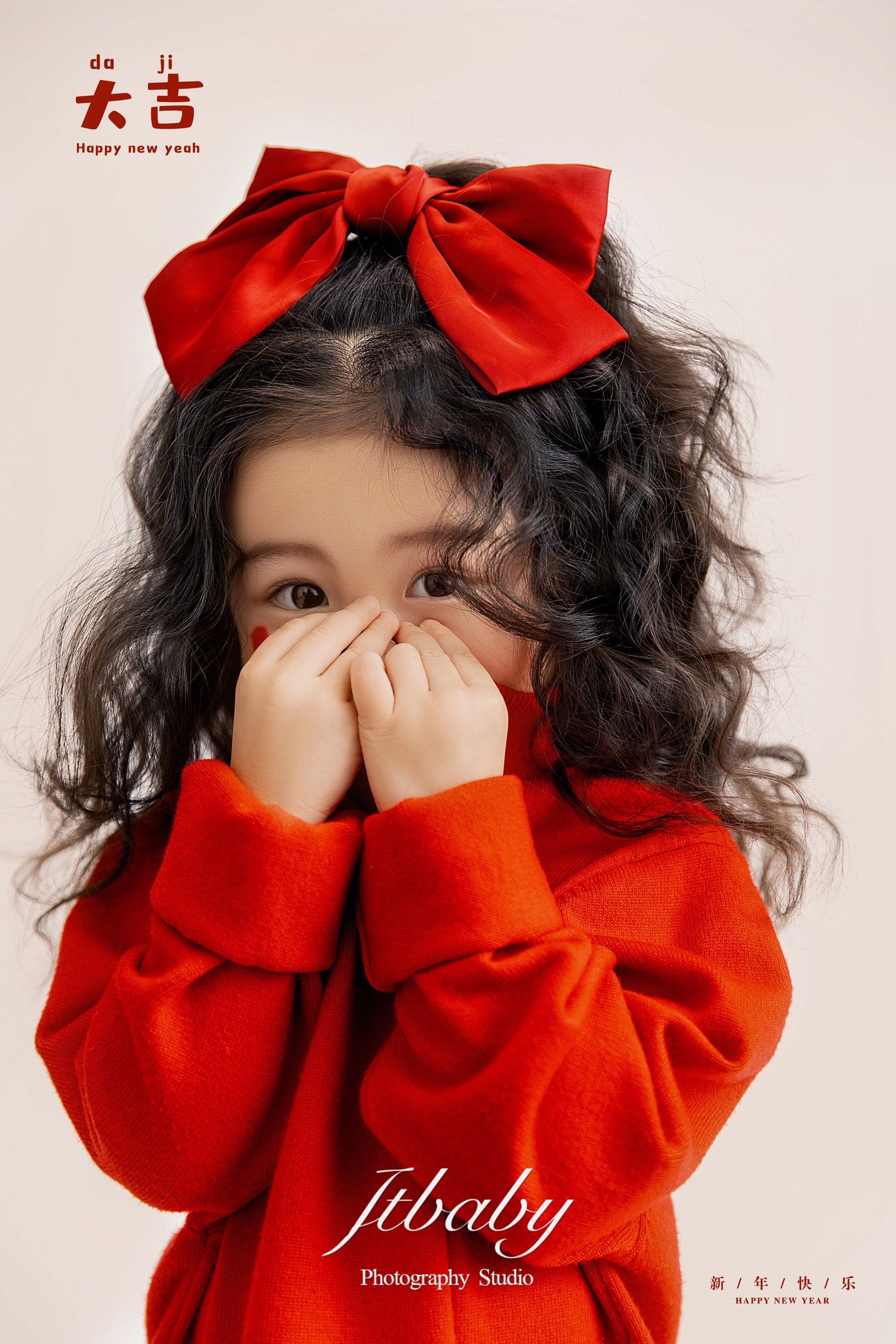 🧨新年大吉,红衣小女孩的温馨时刻👧