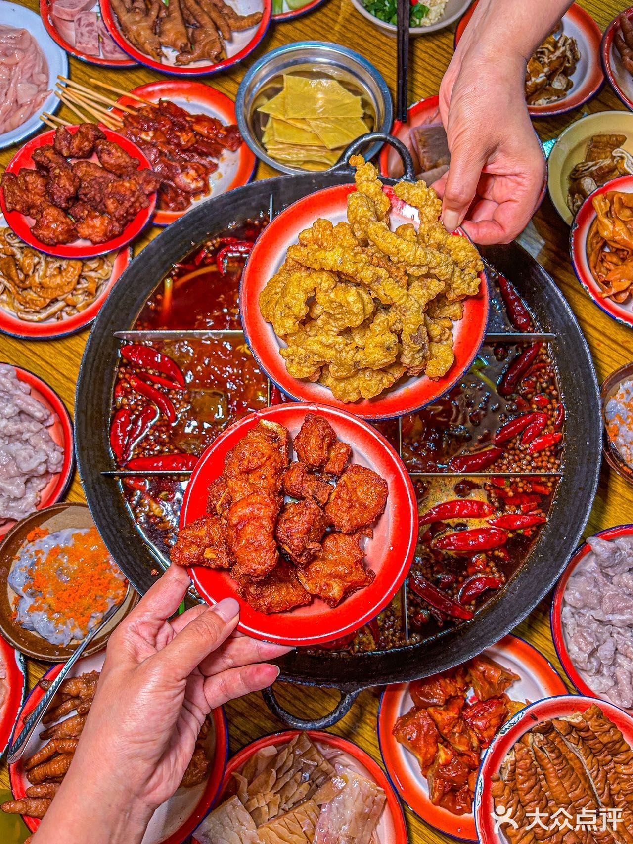 重庆就是这样，藏在社区的火锅味道都好地道！