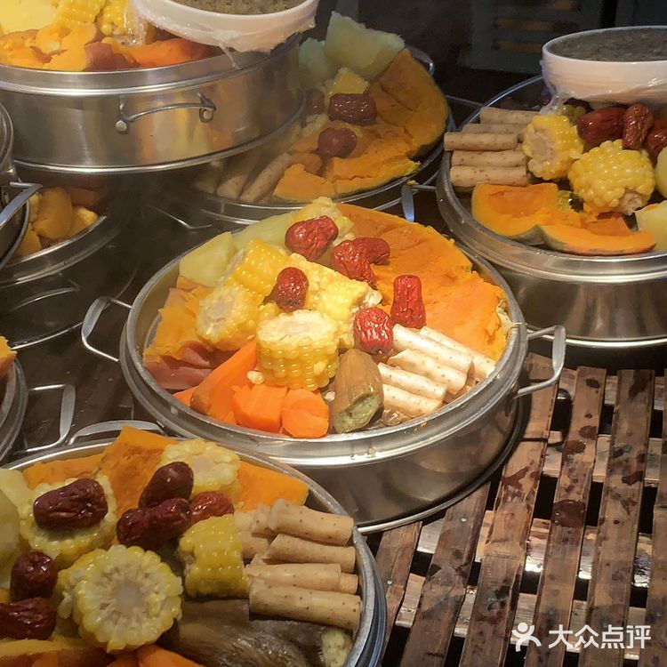 楼下的环境特别好很有特色，大多数都是关于鱼的标本