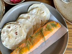 烟熏三文鱼配烤饺子皮和芥末籽酱-BOR Eatery(安福路店)