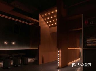 可以看到一扇无法打开的“门