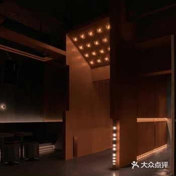 可以看到一扇无法打开的“门