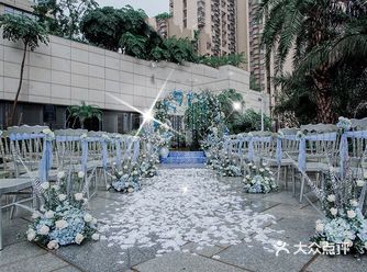 未来风格融入星空静谧， 灯光下诠释神秘与浩瀚