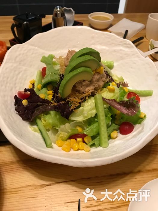 金枪鱼牛油果沙拉