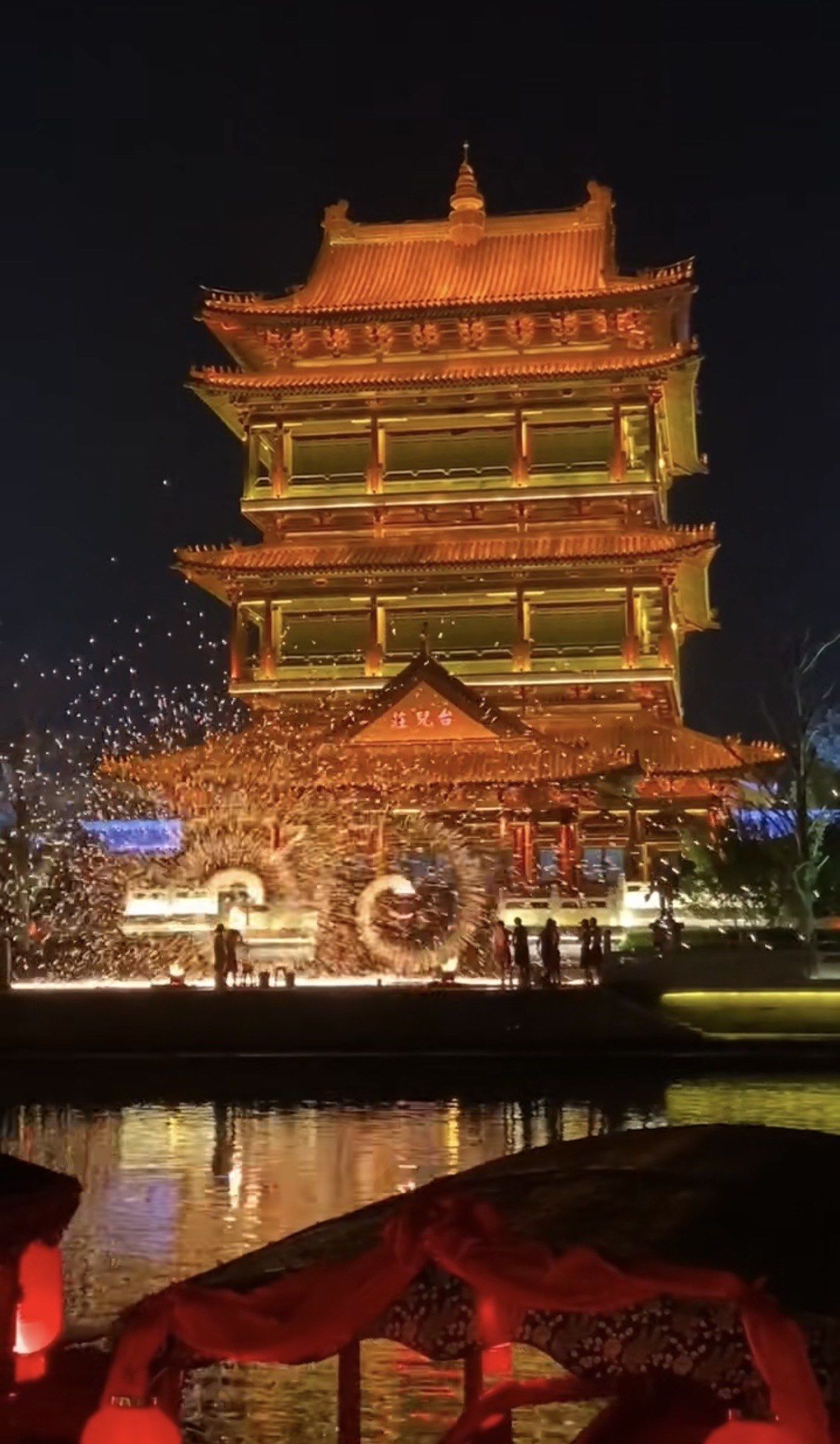 俗称天下第一庄-台儿庄古城 位于台儿庄古城复兴广场