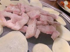 厚切猪肉-·缸桶屋·韩式牛肋条自助烤肉(西湖D11店)