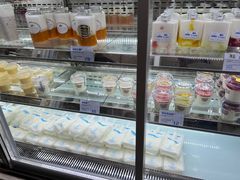 面包甜点陈列柜-白色日记·手作酸奶(麦凯乐店)