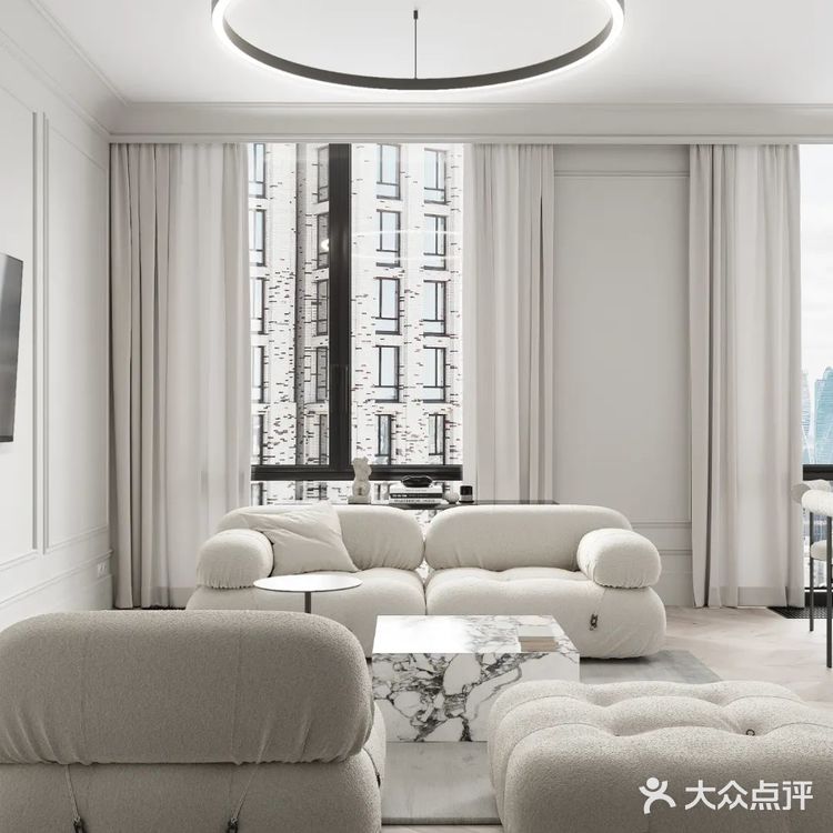 为客厅，饭厅和厨房分配了大约一半的公寓