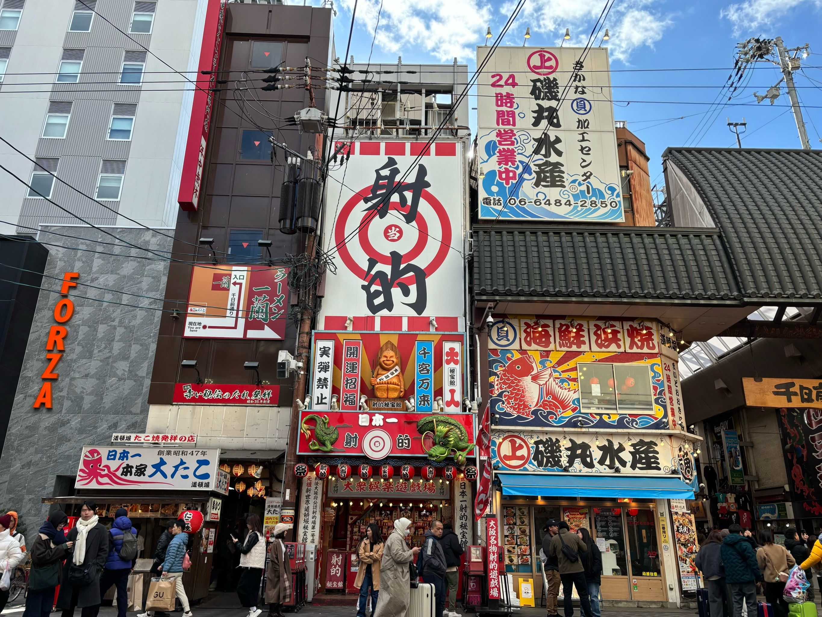 日本大阪的街头,夸张的招牌设计让人眼花缭乱.#人山人海太热闹了