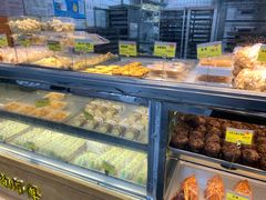 面包甜点陈列柜-鲍师傅糕点(江苏路店)