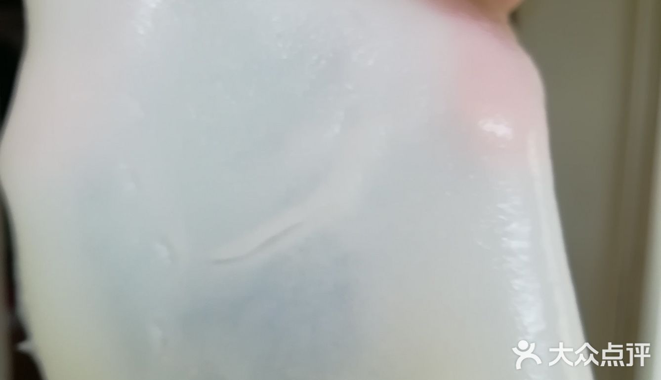 做好了蒸凉皮，都弄好了切点黄瓜丝、面筋，把凉皮拌起来