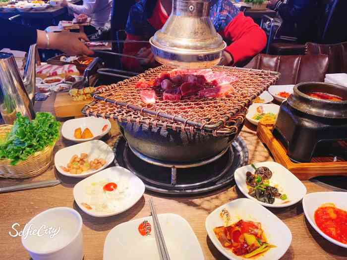 火炉火炭火烤肉(望京凯德mall店"没等烤肉上来,就先被不限量的炸酱
