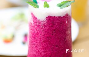 Banana Meets Dragon Fruit