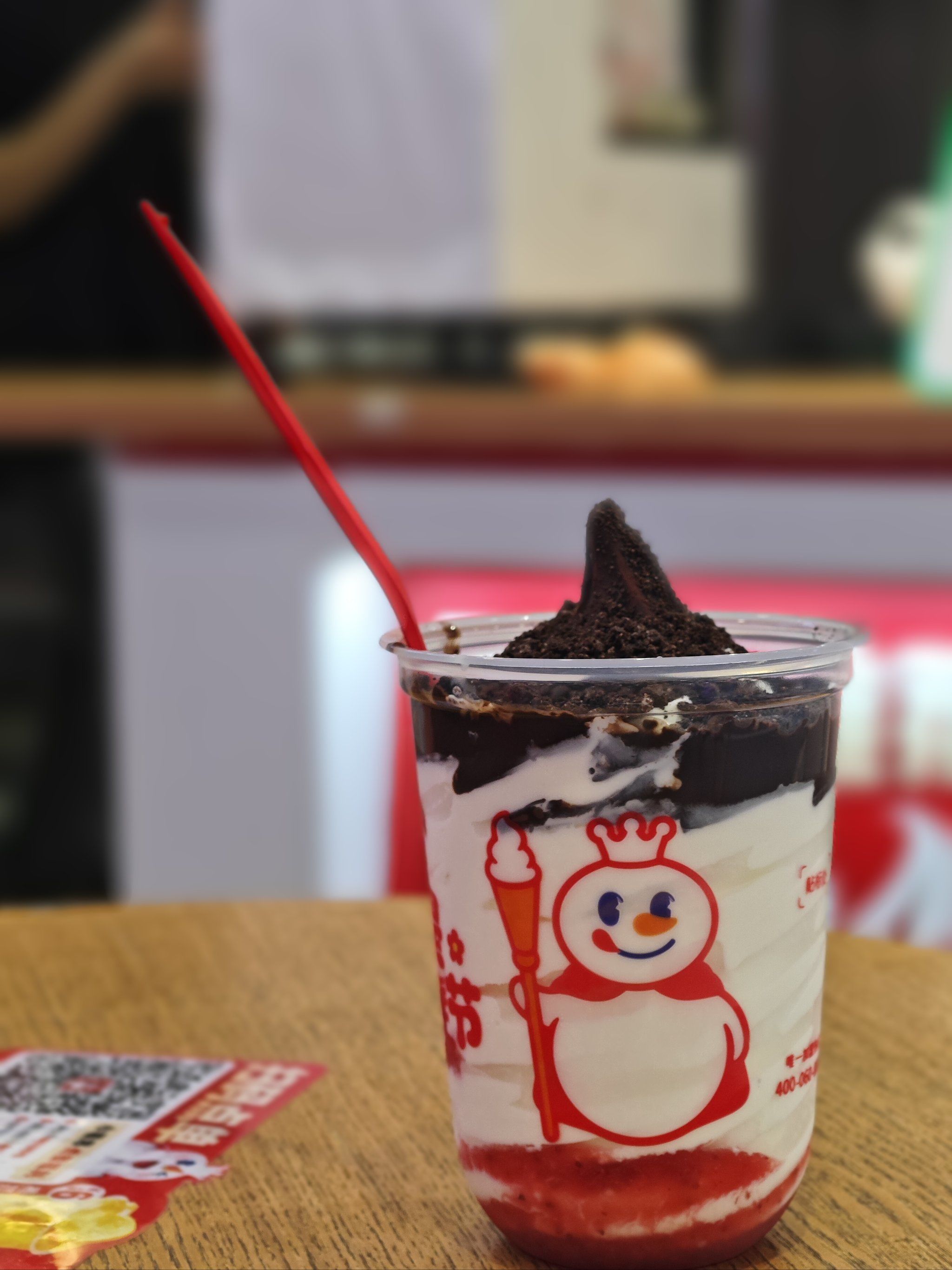 冰城,想点一杯雪顶咖啡,结果卖空了,只能换了一杯新品脆皮巧克力圣代