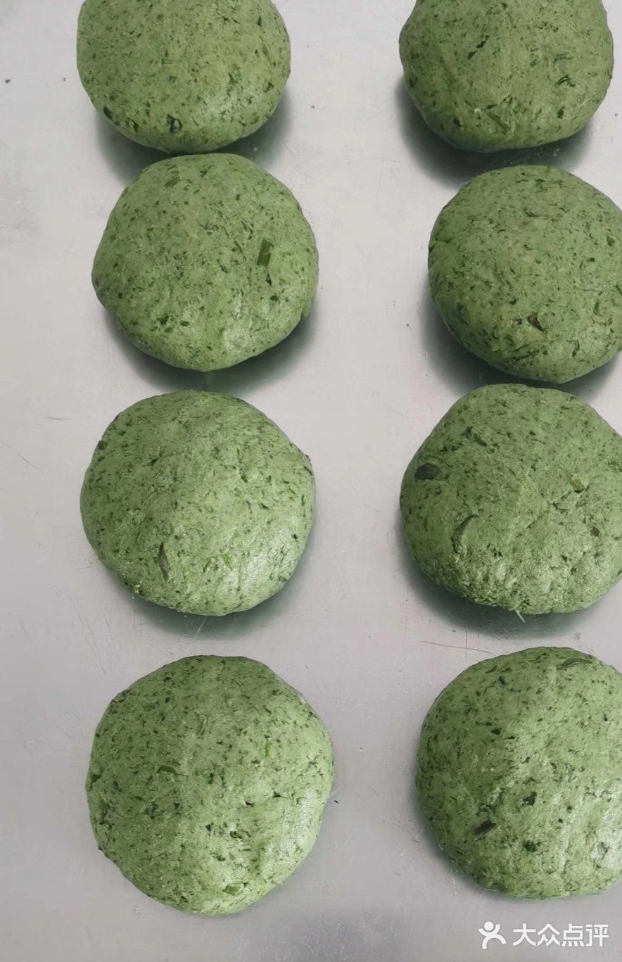 做成了石灰草饼吃的时候先蒸熟再油锅里煎一下