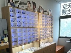 -天空之镜眼镜店蔡司依视路配镜授权零售店(望京颐堤港店)